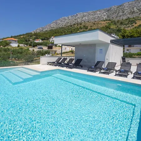 Gorgeous In With Swimming Pool *